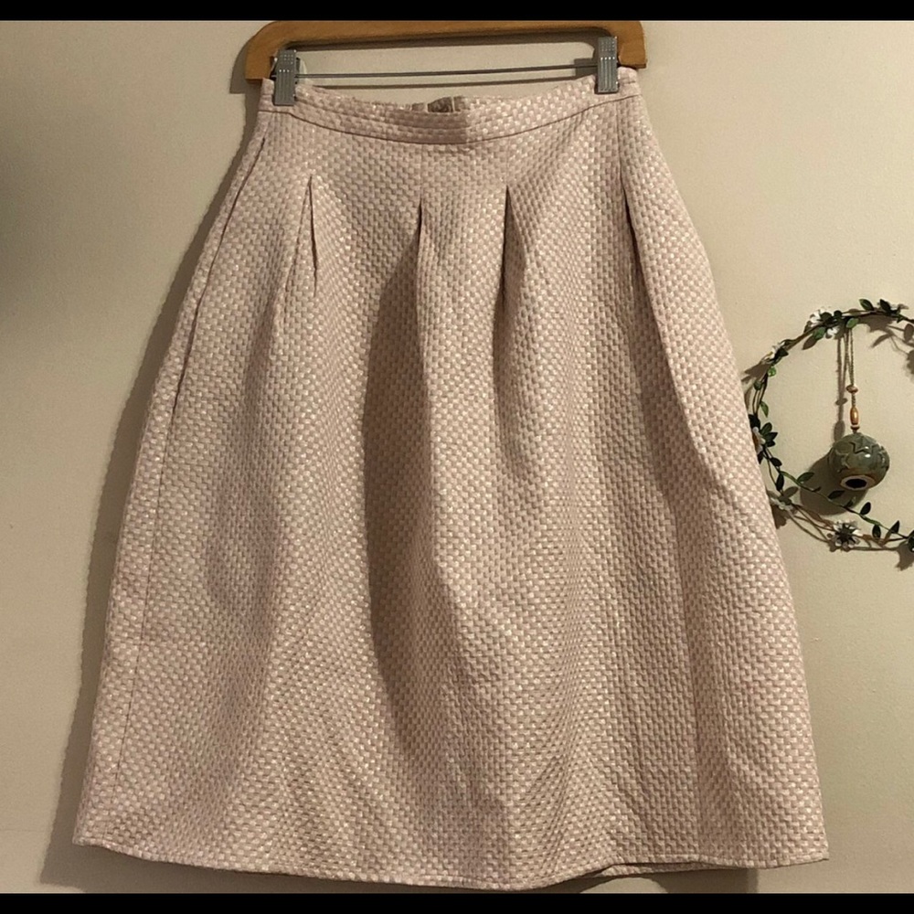 NWT Light-pink with gold reflexes knee-length skirt